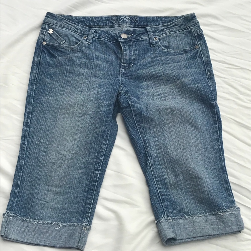 Zana Di Light/Medium Wash Distressed Jean Capris